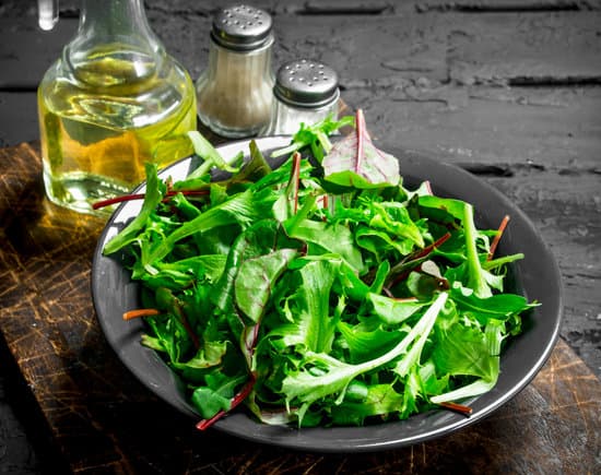 canva arugula salad in a bowl with oil and spices MAEPdwInFAo