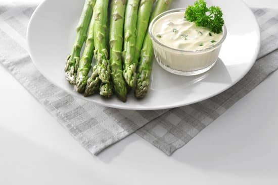canva asparagus with sauce on plate MAD Q2u5g4A