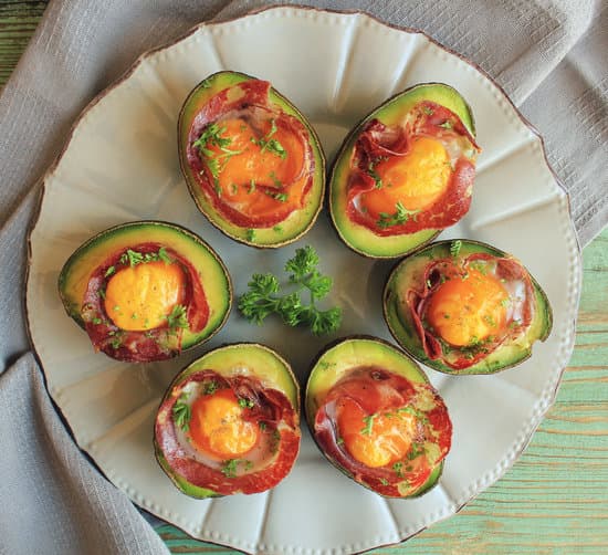 canva avocado egg boats with bacon on a plate flatlay MAERIPmS7kg