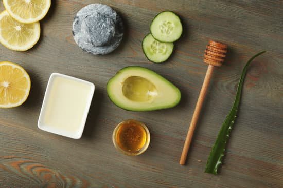 canva avocado oil extract on wooden background MAD Qq80gvs