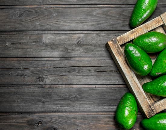 canva avocado on a wooden tray MAEPmHs VS8