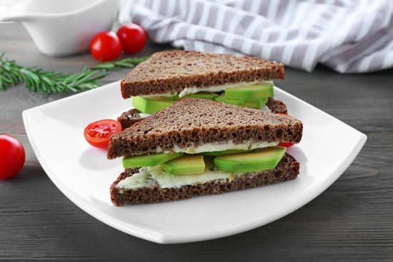 canva avocado sandwich with tomatoes on a plate MAD Qkeklus