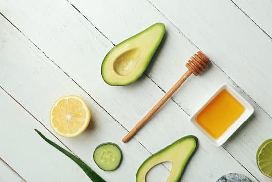 canva avocado with lemon and honey on wooden table MAD QvSu VQ