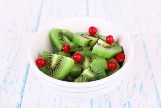 canva bowl of kiwi slices with currants MAD MOzS57A