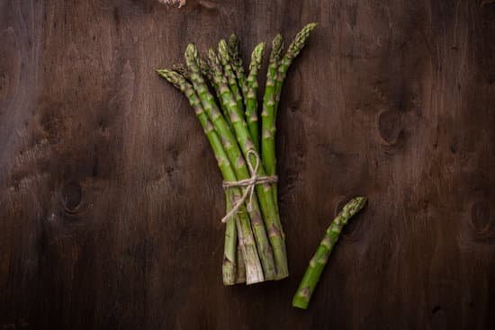 canva bundle of fresh green asparagus on wooden table MAEAyNjSymQ