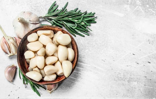 canva cloves of garlic in a bowl flatlay MAEPL L Kg