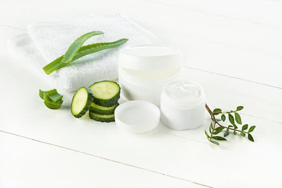 canva cucumber and aloe cosmetic cream MAEROTSkSD0