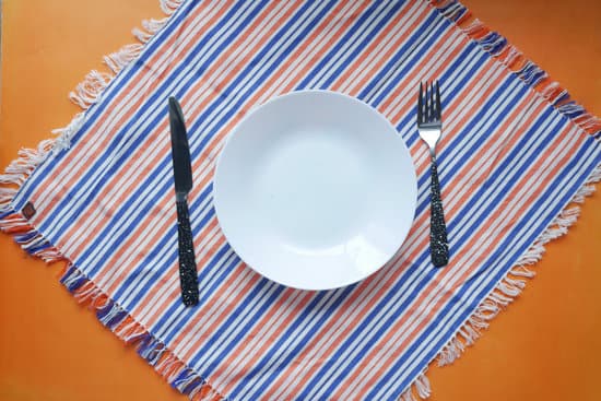 canva cutlery and empty plate on color background top down MAEiwzQnXN4