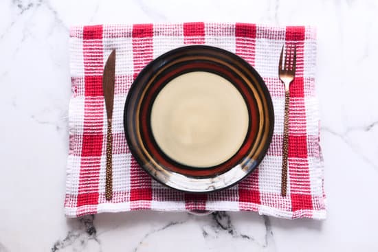 canva cutlery and empty plate on wooden background top down MAEXhHsaedQ