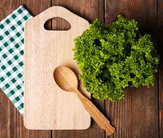 canva cutting board with lettuce on wooden planks background MAD MLf6DL8