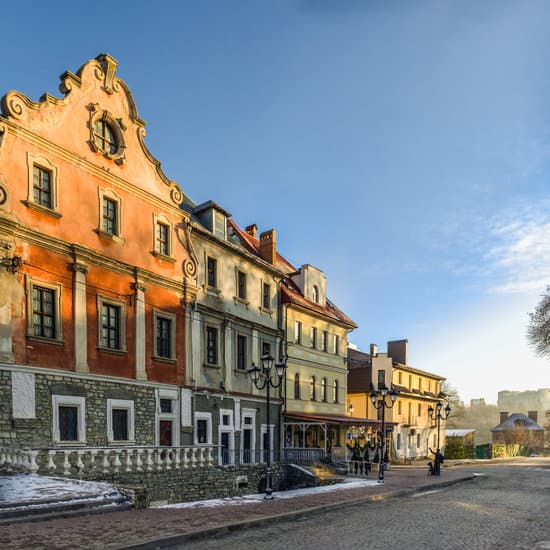 canva facade of apartment buildings on the street MAEPUTYGbuY