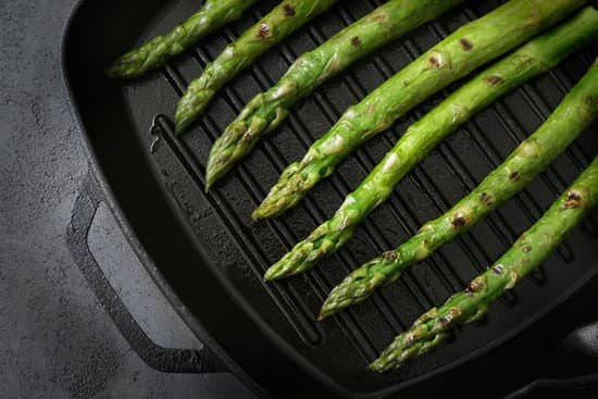 canva fresh asparagus on grilling pan MAD QwM6fmQ