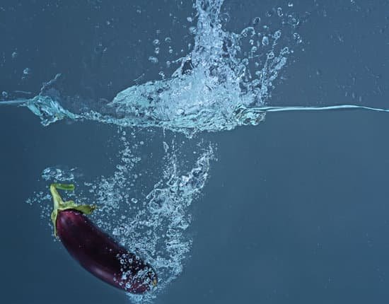 canva fresh eggplant falling in water MAD Q2WGSbI