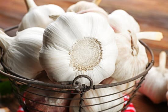 canva fresh garlic in a basket MAD 747dK74