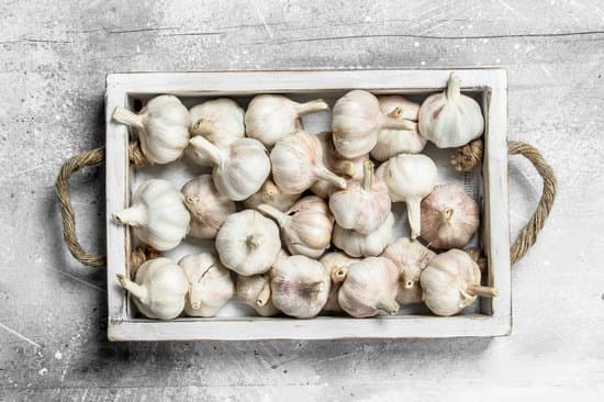 canva fresh garlic in the tray MAEPRGrO5Yc