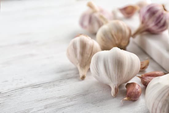 canva fresh garlic on wooden table MAD76pbkY 8