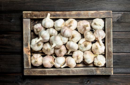 canva fresh garlics in wooden tray MAEPfvBCPkk