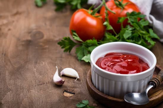 canva fresh homemade tomato sauce with garlic MAEAyKNayTc