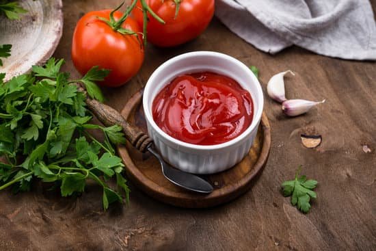 canva fresh homemade tomato sauce with parsley and garlic