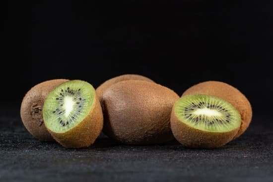 canva fresh kiwis on table MAD70r4H08E