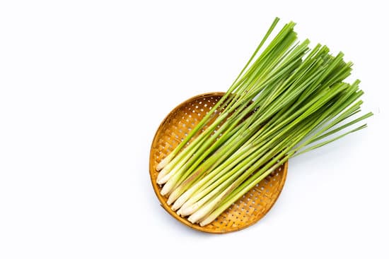 canva fresh lemongrass in bamboo basket on white background. MAEkCvqtbuo