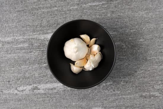 canva garlic in bowl on slate stone background MAEQQiQQokw