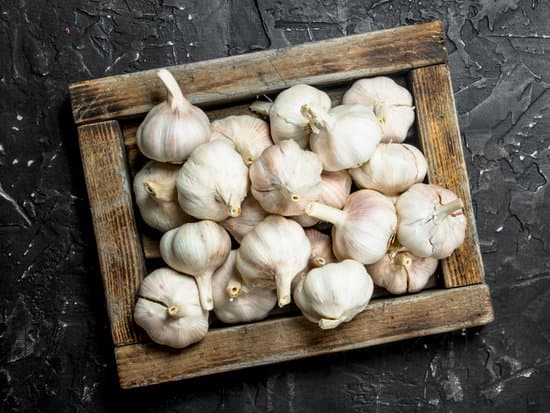 canva garlic in wooden tray flatlay MAEPF7YVr M