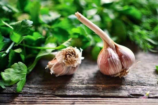 canva garlic on a wooden background MAENXV dy2c