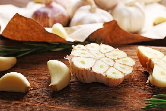 canva garlic on a wooden table MAD 77DPBhY