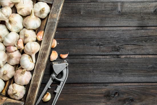 canva garlic on a wooden tray flatlay MAEP4BmvuXQ