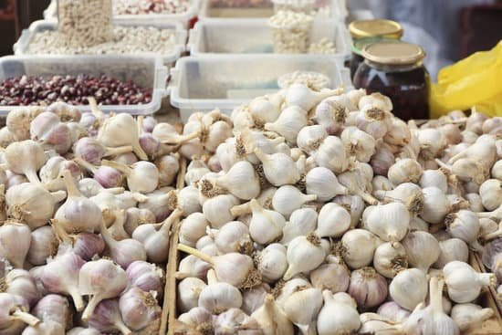 canva garlic on counter at market MAD9T21mqW8