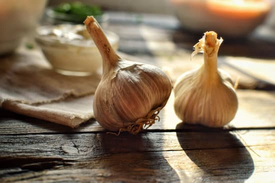 canva garlic on the wooden table MAENXWOj8Wc