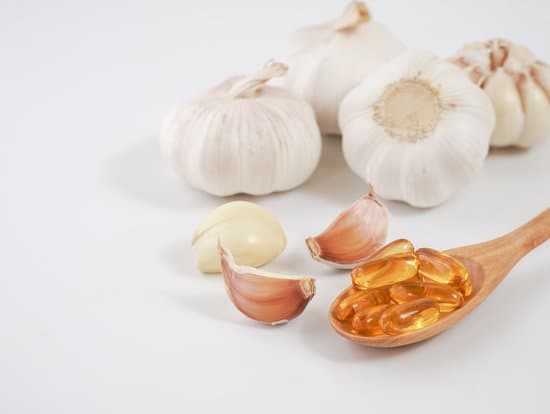 canva garlic with a spoon of gel capsules MAERDkDAmMA