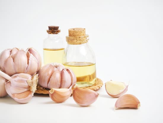 canva garlic with bottles of oil MAERDi6aDOY