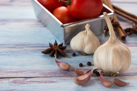 canva garlic with star anise up close MAEQ1WU0KoY