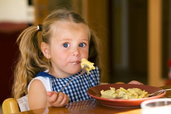 canva girl eating pasta MABMHJlwPB0