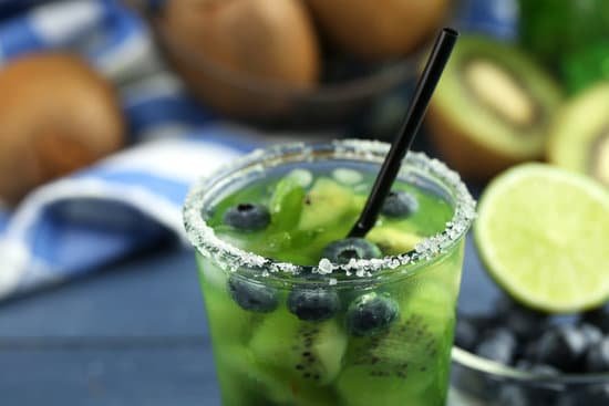 canva glass of kiwi and blueberry cocktail with straw MAD Mp30zag