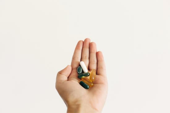 canva hand holding omega 3 spirulina chlorophyllmagnesium capsules MAEYTUC1T2g