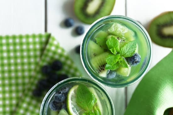 canva kiwi and blueberry cocktails on wooden background MAD