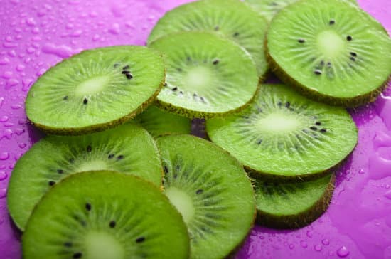 canva kiwi fruit slices MAEP9DYRFYk