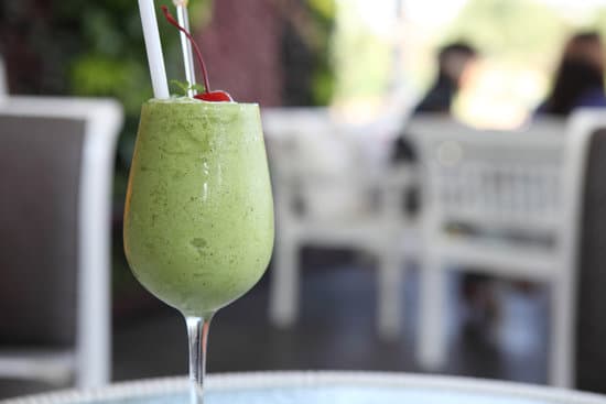canva kiwi smoothie in glass MAEQQz6HNvw