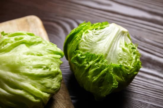 canva lettuce on a wooden table MAEOUJY2ZB4