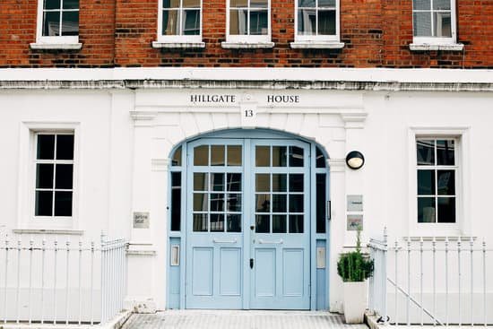 canva old apartment entrance door MADUiw10EOc