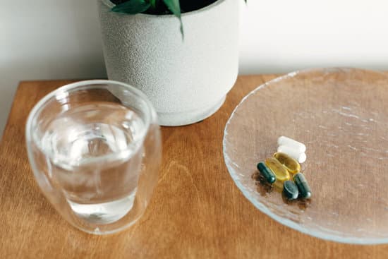 canva omega 3 spirulina chlorophyllmagnesium capsules and glass of MAEYTUPoPcM
