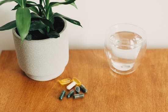 canva omega 3 spirulina chlorophyllmagnesium capsules and glass of MAEYTc9RU7M