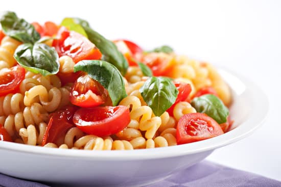 canva pasta with fresh tomatoes and basil MAERCi0O83c