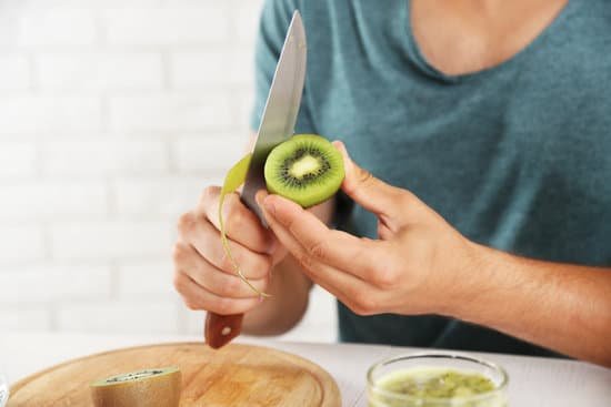 canva person peeling a kiwi for kiwi juice MAD MkjlL k