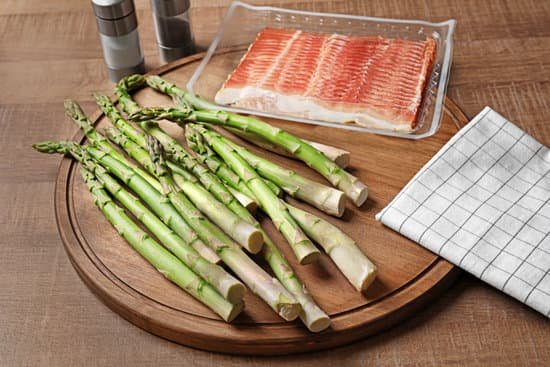 canva plate with bacon wrapped asparagus on light background MAD9UAkSksI