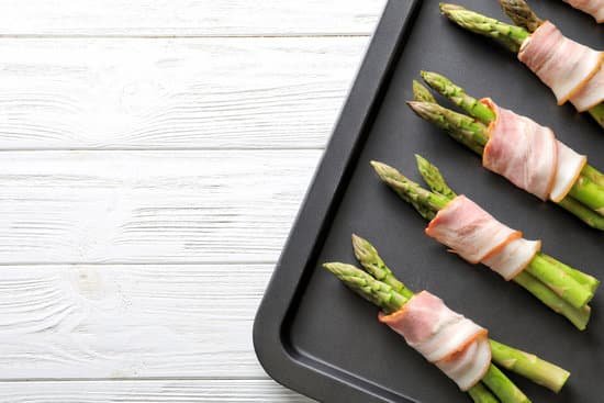 canva plate with bacon wrapped asparagus on light background MAD9ULPhpP4