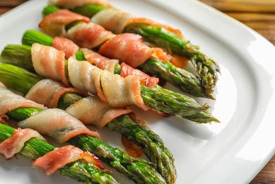 canva plate with bacon wrapped asparagus on light background MAD9UNp ego